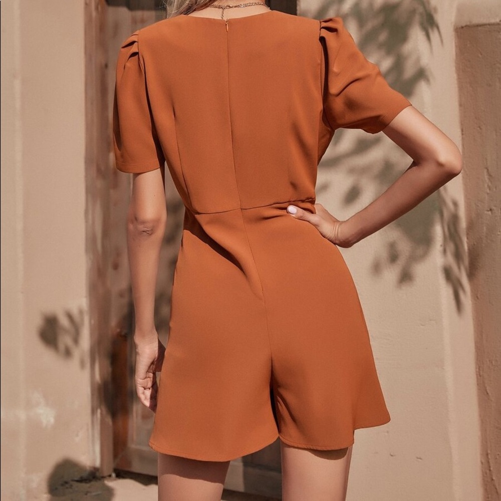 🆕Pretty. V neck detail sleeve zip closure romper - Picture 3 of 7